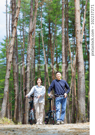 Men and women cycling 102237271