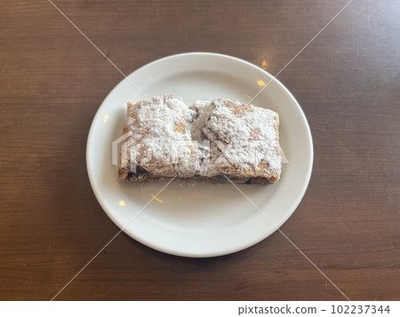 Apple strudel (traditional Austrian baked apple pie) Apple strudel (traditional Austrian baked apple pie) 102237344