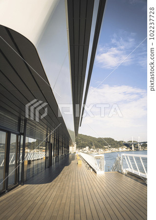 海面上的陽台甲板 102237728