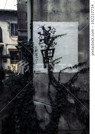 在公寓的牆上 在公寓的牆上 102237734