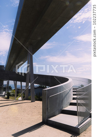 由螺旋樓梯和橋形混凝土製成的觀景台 102237735