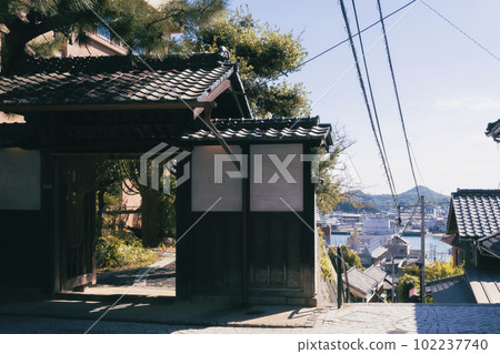 俯瞰大海的小山上一座古老民居的入口 102237740