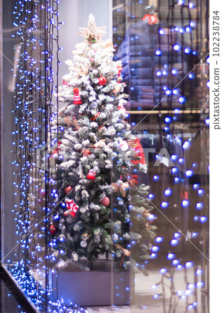 various Christmas decorations on the tree, decorations 102238784