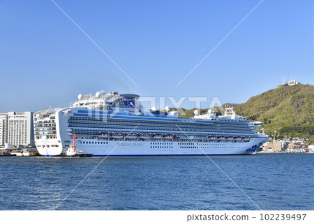 拍攝春天停靠在北海道函館市函館港的鑽石公主號遊輪的風景。 拍攝春天停靠在北海道函館市函館港的鑽石公主號遊輪的風景。 102239497