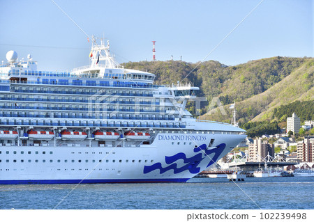拍攝春天停靠在北海道函館市函館港的鑽石公主號遊輪的風景。 拍攝春天停靠在北海道函館市函館港的鑽石公主號遊輪的風景。 102239498