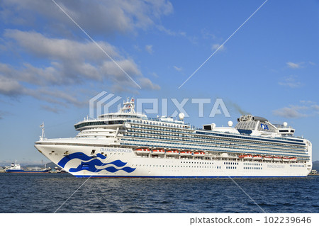 Photographing the scenery of the cruise ship Diamond Princess entering Hakodate Port in Hakodate City, Hokkaido in spring Photographing the scenery of the cruise ship Diamond Princess entering Hakodate Port in Hakodate City, Hokkaido in spring 102239646