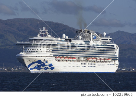 Photographing the scenery of the cruise ship Diamond Princess entering Hakodate Port in Hakodate City, Hokkaido in spring Photographing the scenery of the cruise ship Diamond Princess entering Hakodate Port in Hakodate City, Hokkaido in spring 102239665