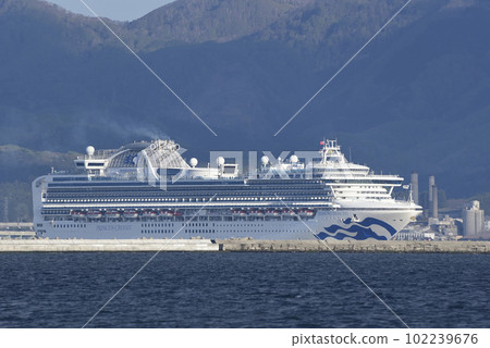 Photographing the scenery of the cruise ship Diamond Princess entering Hakodate Port in Hakodate City, Hokkaido in spring Photographing the scenery of the cruise ship Diamond Princess entering Hakodate Port in Hakodate City, Hokkaido in spring 102239676