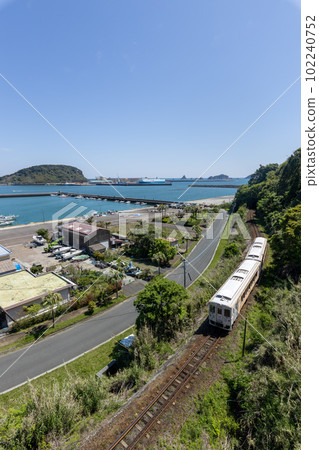 在宮崎縣日南市油津港觀看停泊在港口城鎮的日南線Kiha 40 102240752