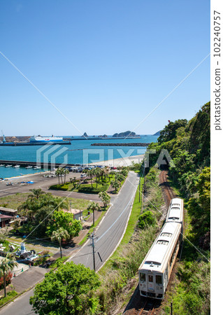 Kiha 40 on the Nichinan Line running through the port town while watching ships anchored at Aburatsu Port, Nichinan City, Miyazaki Prefecture 102240757