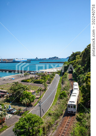 Kiha 40 on the Nichinan Line running through the port town while watching ships anchored at Aburatsu Port, Nichinan City, Miyazaki Prefecture Kiha 40 on the Nichinan Line running through the port town while watching ships anchored at Aburatsu Port, Nichinan City, Miyazaki Prefecture 102240758