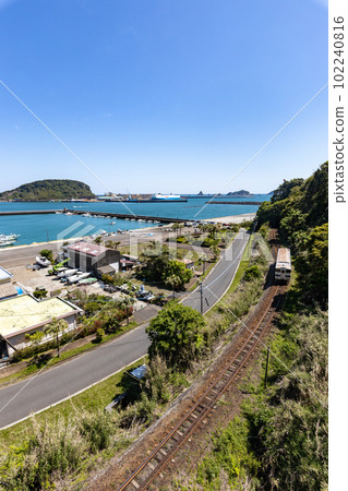 Kiha 40 on the Nichinan Line running through the port town while watching ships anchored at Aburatsu Port, Nichinan City, Miyazaki Prefecture 102240816