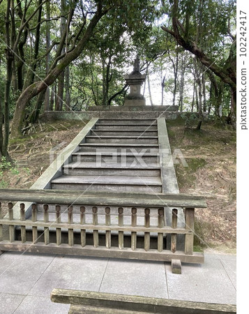 是奈良縣的一座寺廟，東招大寺的陵墓。 102242417