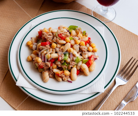 Empedrado - spanish bean salad with vegetables 102244533