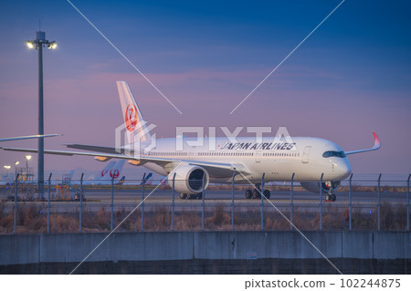 [JAL aircraft glowing in the morning glow from Keihinjima Tsubasa Park] 102244875