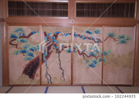 When I went up to the Sakai castle lord hall, there was a gorgeous fusuma painting 102244935