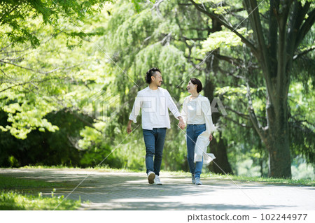 夫妻手牽手漫步在新綠之中 102244977