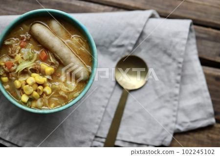 用陶瓷盤盛裝的咖哩湯，裡面有很多蔬菜 102245102