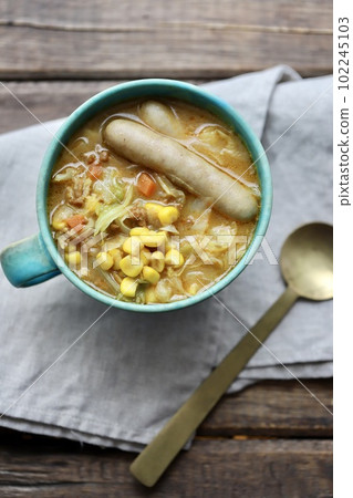 用陶瓷盤盛裝的咖哩湯，裡面有很多蔬菜 102245103