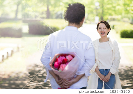 在母親節、結婚紀念日、生日等送禮的男士。可複制空間 在母親節、結婚紀念日、生日等送禮的男士。可複制空間 102245160
