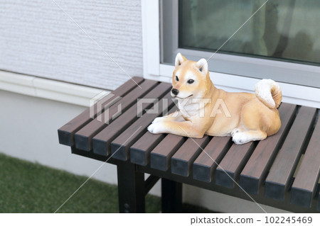 坐在濕邊上的小狗 Shiba Inu 雕像 102245469