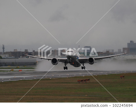 雨天客機濺水起飛 雨天客機濺水起飛 102245694
