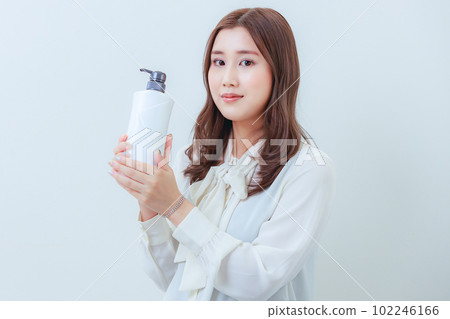 女人用白色洗髮水看著相機 102246166