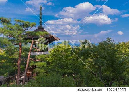 綠意盎然的京都常寂光寺多寶塔絕景 綠意盎然的京都常寂光寺多寶塔絕景 102246955