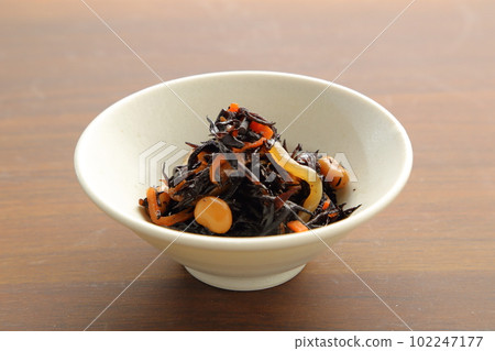 在一個小碗裡煮羊栖菜 102247177