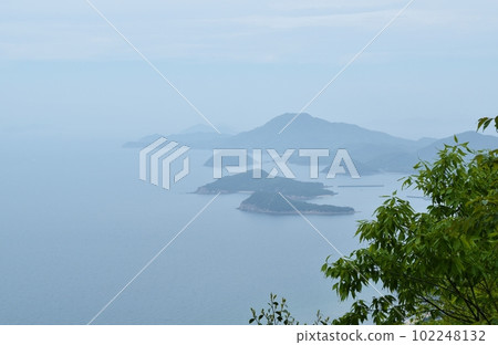 從稻住山眺望莊內半島和島嶼的香川 102248132
