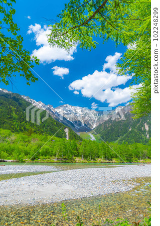 [Scenic view] Kamikochi in early summer [Nagano Prefecture] 102248299