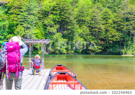 [Scenic view] Myojin Pond in Kamikochi in early summer [Nagano Prefecture] 102248463