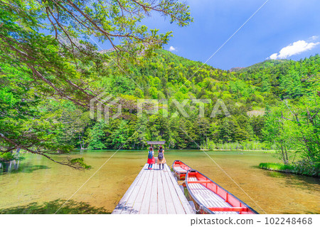 [Scenic view] Myojin Pond in Kamikochi in early summer [Nagano Prefecture] 102248468