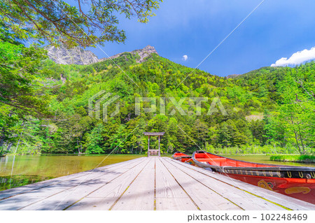 [Scenic view] Myojin Pond in Kamikochi in early summer [Nagano Prefecture] 102248469
