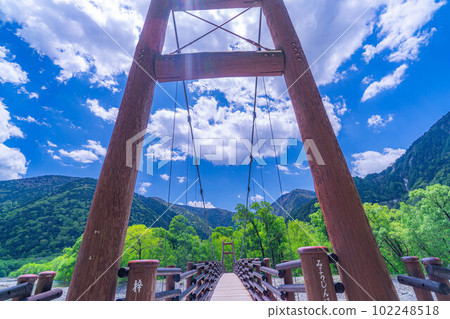 [Scenic view] Mt. Myojin and Myojin Bridge in Kamikochi in early summer [Nagano Prefecture] 102248518