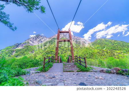 [Scenic view] Mt. Myojin and Myojin Bridge in Kamikochi in early summer [Nagano Prefecture] 102248526