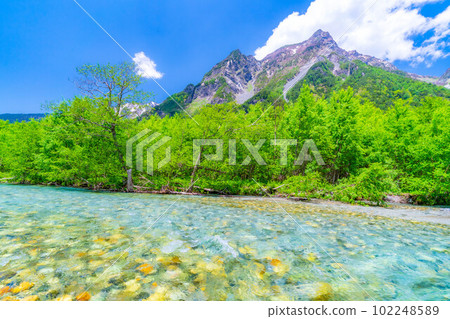 [Scenic view] Kamikochi in early summer [Nagano Prefecture] 102248589