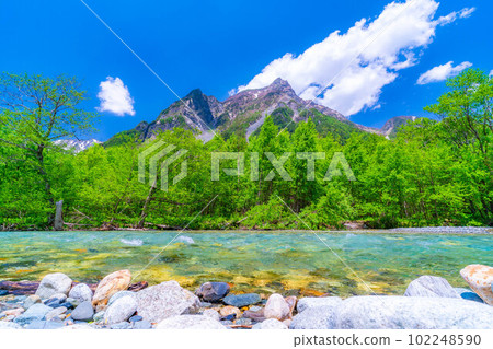 [Scenic view] Kamikochi in early summer [Nagano Prefecture] 102248590