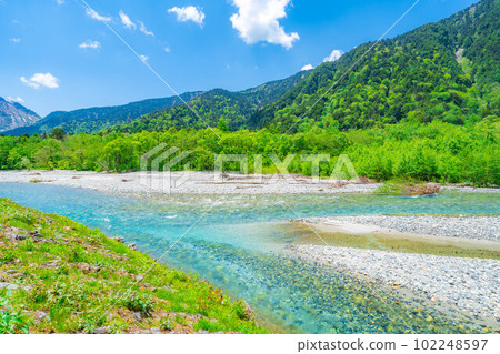 [Scenic view] Kamikochi in early summer [Nagano Prefecture] 102248597