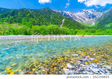 [風景]初夏的上高地[長野縣] 102248603
