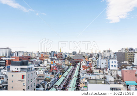 東京都台東區淺草，代表日本的人氣觀光地，淺草寺周圍的街景和仲見世通 102251598