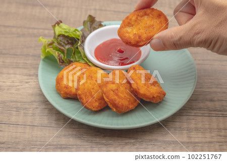 雞塊和番茄醬放在藍色盤子裡； 102251767