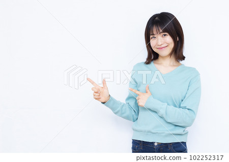 白背景前豎起食指的三十多歲女性 102252317