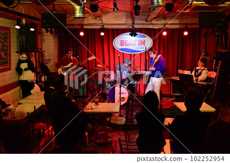 Live performance of the blues band Senshuya Paradise, active mainly in Osaka. 102252954