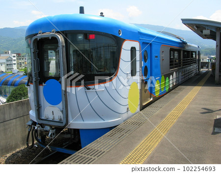 土佐黑潮鐵道阿佐線（後免奈半利線）的特別版列車新太郎號在奈半利站停靠。 102254693
