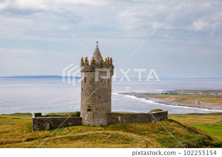 Doonagore Castle Irland. Beautiful old castle on Wild Atlantic Way. Irish landcape. Doonagore Castle Irland. Beautiful old castle on Wild Atlantic Way. Irish landcape. 102255154