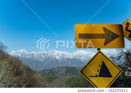 Northern Alps and road signs Shirasawa Pass Observatory Northern Alps and road signs Shirasawa Pass Observatory 102255811