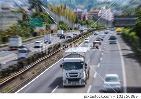 日本橫濱市景 東名高速公路上的車流。卡車也是…=5月3日(星期三),GW5連續假期的第一天 日本橫濱市景 東名高速公路上的車流。卡車也是…=5月3日(星期三),GW5連續假期的第一天 102256869