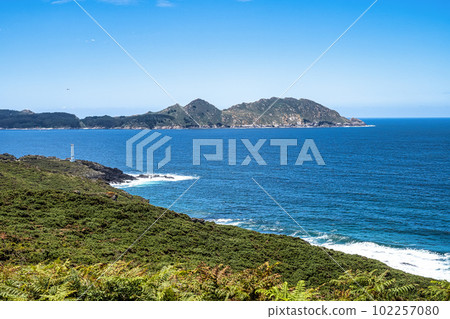 Cabo Home lighthouse located on the Costa da Vela, Cangas do Morrazo, Pontevedra, Galicia in Spain 102257080