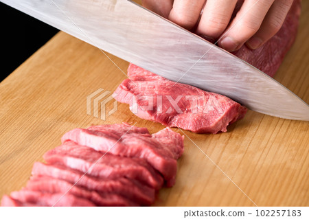 cut the beef tongue with a knife 102257183
